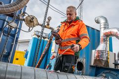 Tekniker Thomas Rasmussen fra Arkil Miljøteknik monitorerer løbende anlægget i Korsør.