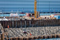 Næsten 500 pæle er slået i jorden som fundament for den kommende transformerstation, der har Unicef som genbo.