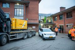 Plejehjemmets nødbatteri sørgede for den mest nødvendige belysning, da strømmen blev taget. Ellers var der mørkt, indtil Arkils generator blev tilsluttet og tændt.