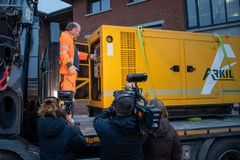 Med et tryk på knappen satte den 135 kVa store generator i gang, og strømmen vendte tilbage på beredskabsplejehjemmet Vikærgården i Risskov.