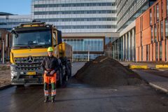 Egentlig er Bjarne Nørgaard Pedersen mest til Scania, men til de opgaver, han udfører i Arkil, er han alligevel godt tilfreds med sin Mercedes fra 2020, der har kørt 145.000 km.