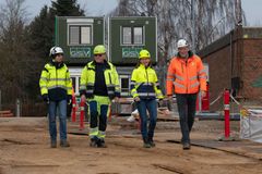 Under opførelsen af Svendborgs nye vandværk arbejder partnerne sammen næsten som var de kollegaer. Fra venstre er det Linne Marie Helge, projektleder i Svendborg Vand, Per Hansen, elektriker i Svendborg Vand, Anna-Karina Thomsen, projektleder i Rambøll og Teit Honoré, projektchef i Arkil Bro & Beton.