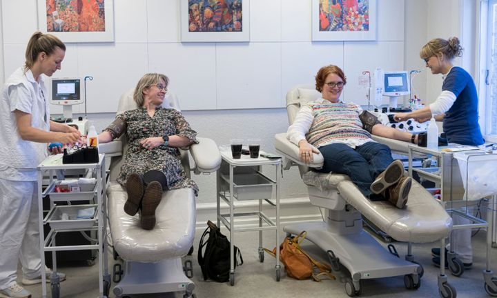 To donorer til plasmatapning i Aalborg