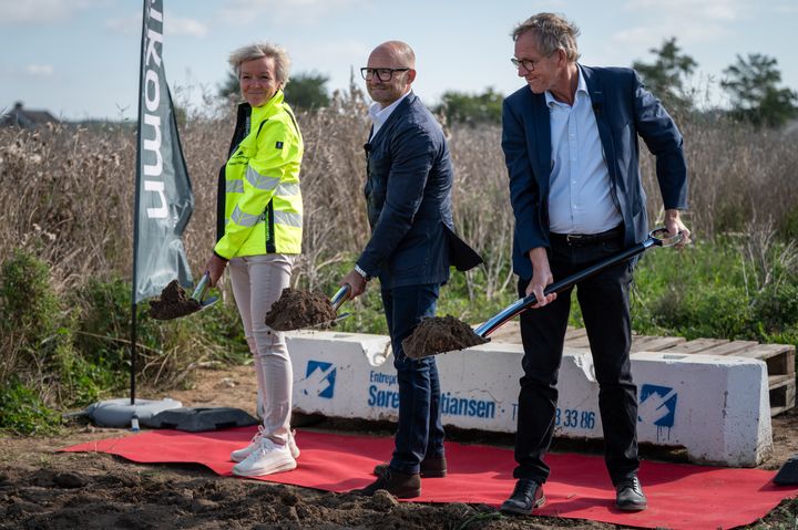 Direktør for Velkomn, Peter Uldall Borch (m) tager første spadestik til Kirsebærkvarteret sammen med HusCompagniet og Ringsteds borgmester, Klaus Hansen. Projektet er Velkomns største projekt til dato.