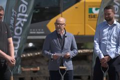 Velkomn tog første spadestik til to nye byggegrunde i Faxe og Rønnede.