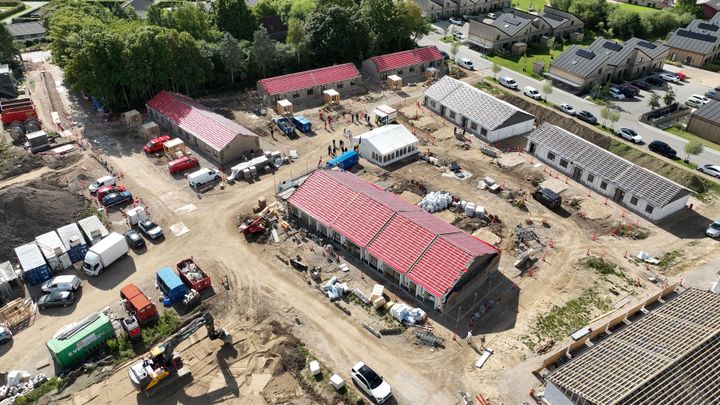 Allerede ni måneder før byggeriet står endeligt færdig er det nye boligområde Holmedyssen, som ejendomsselskabet Velkomn opfører i Gundsømagle tæt på Roskilde, komplet udlejet.