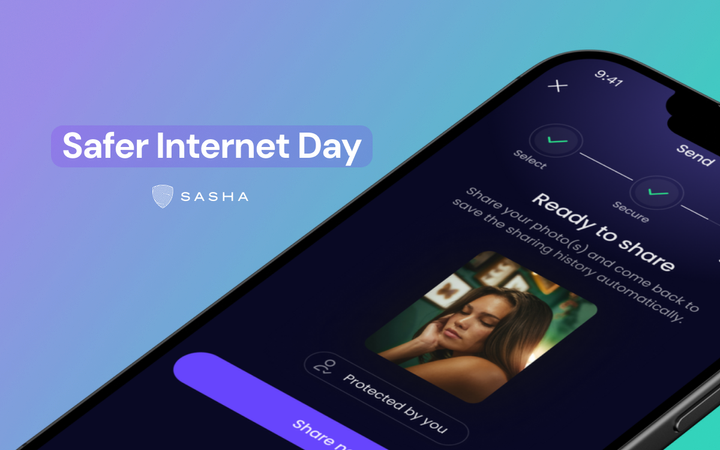 Dette er et grafisk billede med teksten "Safer Internet Day" og Sasha ApS' logo som udgøres af navnet og et skjold. Baggrunden er en gradient af lilla, cyan-farvede og grønne toner. På billedet ses også en repræsentation af Sasha's kommende mobilapp.