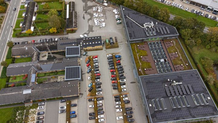 På Energi Fyns egne tage er der opsat solceller, der dækker cirka 75 procent af elforbruget i Energi Fyns bygninger. Her ses Energi Fyns bygninger på Sanderumvej 16 i Odense.