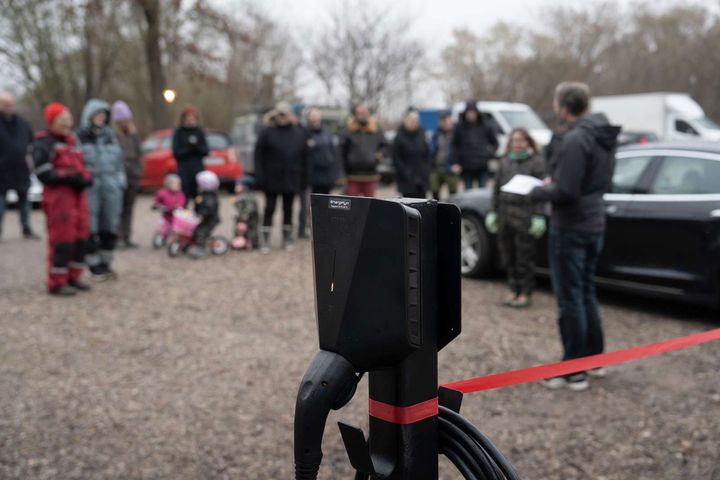 Tirsdag kunne beboerne i bofællesskabet Bondebjerget tage deres fire nye ladestandere i brug |