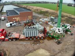 Transformere løftes på plads på transformerstation ved Brændekilde