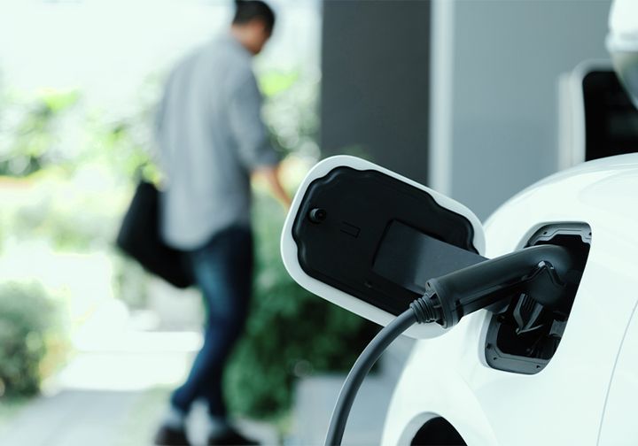 Hvad koster det, hvis du lader elbilen helt eller bare delvist derhjemme?