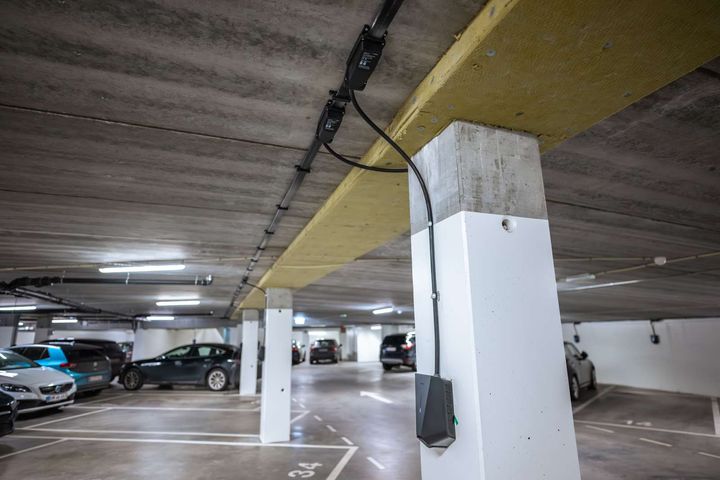 En løsning med fladkabel har gjort det nemt og økonomisk for Ejerforeningen Strandterrasserne at opsætte ladebokse i parkeringskælderen.