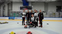 Håndboldspiller Lasse Vilhelmsen på besøg i Odense Curling Club