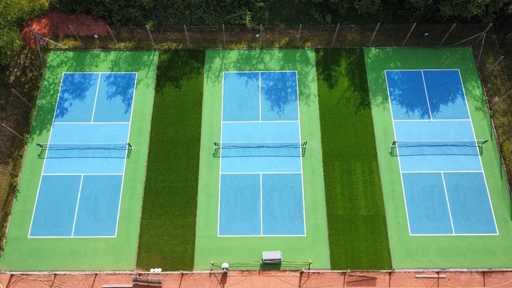 Sidste år etablerede Rolfsted IF tre nye pickleballbaner. Takket være støtte fra FynskSupport kan foreningen stille låneudstyr til rådighed, så alle kan prøve kræfter med den populære ketchersport.