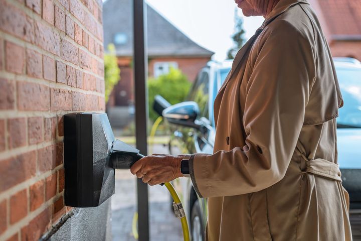 Der er mange penge at spare, hvis man lader elbilen derhjemme, når elpriserne er billigst