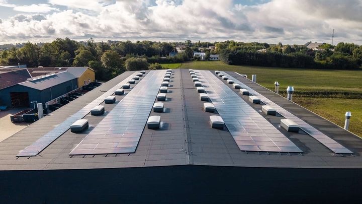 Virksomheden Alusteel har investeret i solceller på deres tagarealer. Investeringen er tilbagebetalt på 5 år.