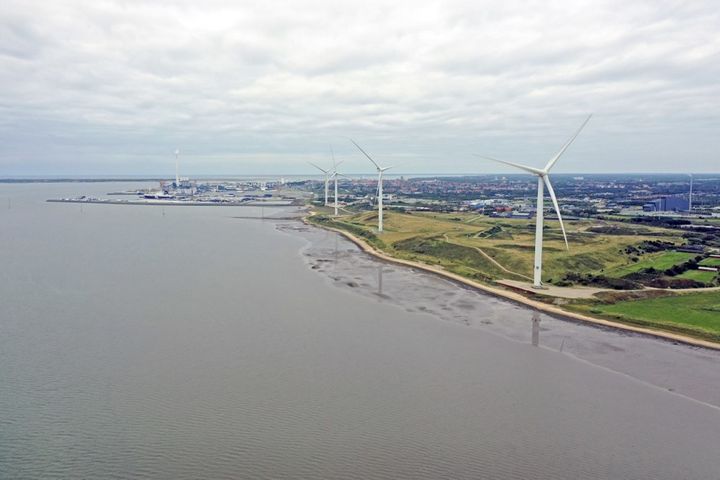 Innovativ%2050%20MW%20varmepumpeanl%E6g%20bruger%20vedvarende%20energi%20fra%20vindm%F8ller%20samt%20udvinde%20varmen%20fra%20havvand.