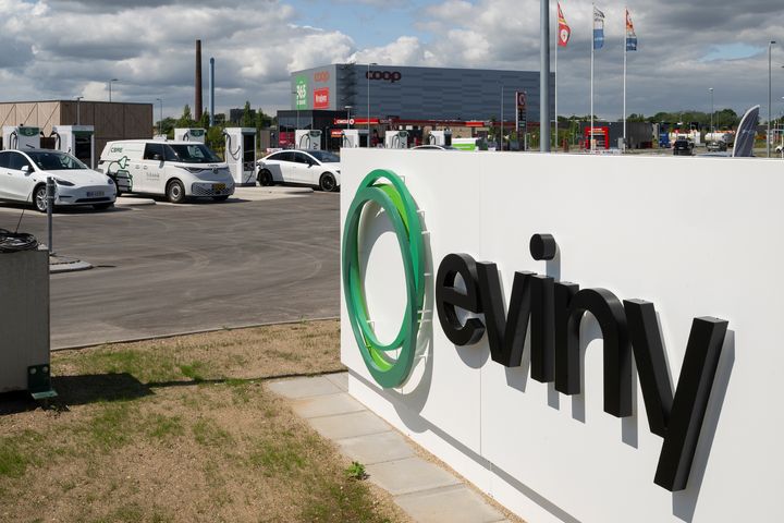 Indgangen til Evinys nye ladestation, der blev åbnet den 10. juli 2025