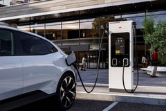 Hvis man kan flytte sit forbrug væk fra spidsbelastningen, kan man både undgå høje tariffer og samtidig aflaste elnettet, siger Søren Jakobsen fra Dansk e-Mobilitet.