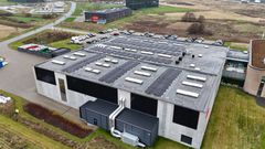 Som eksempel har ABB installeret solceller på taget af sin lagerbygning i Middelfart.. Solceller på facaden øger muligheden for at fange sollyset om vinteren.