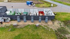 En kombination af solceller og batterier gør det muligt at producere omkring 45 procent af bygningens årlige energiforbrug.