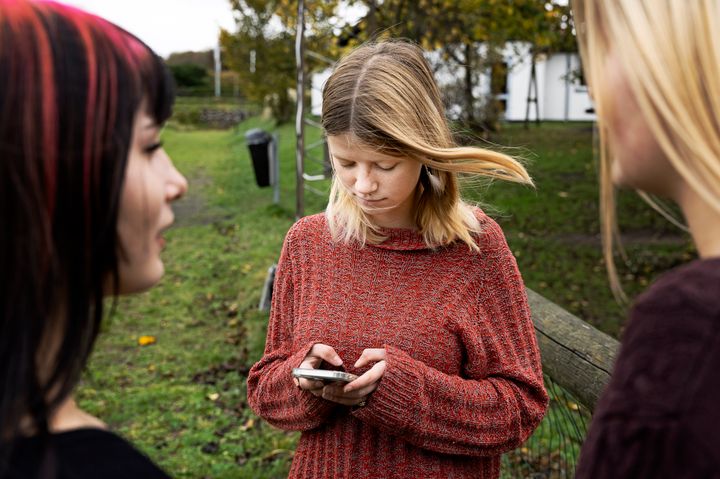 En pige kigger på sin telefon.