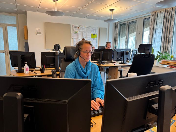 En erfaren civil alarmoperatør fra alarmcentralen i Slagelse, Yazmin Oulad Chair, understreger, at alarmcentralen ikke er et callcenter, men en samfundskritisk funktion. Derfor skal det faglige fundament altid være i orden.