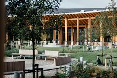 Håndværkskollegiet i Herning er et unikt byggeri tegnet af arkitekt Dorte Mandrup for Fonden for Håndværkskollegier. Alle boliger, fællesrum og værksteder ligger i en elipseformet bygning, der omkranser en grøn indre gård med plads til ophold.