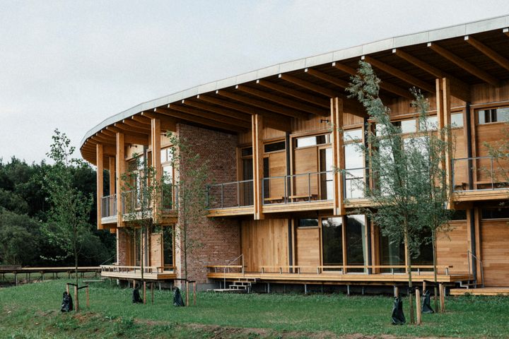 Beboerne har hver deres egen bolig, som er tilknyttet klynger á 12 boliger med stort fælles køkken- og opholdsrum. De vender ud mod enten den indre gård eller mod de fælles ydre gangområder. Kollegiet er bygget til mødesteder, hvor de unge beboere kan opholde sig, spise sammen og arbejde sammen på værkstederne.