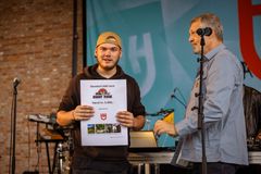 Studiestartsfestival på Håndværkskollegiet i Horsens. Vinder af bådrace Sebastian Vammen (tv) fra Team Titanic, der fik hovedpræmien overrakt af Jens Peter Stou (th), forstander på Håndværkskollegiet i Horsens. Fotograf: Lars Frandsen/Frame & Work