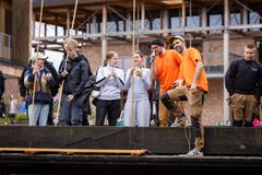 Eleverne fra Learnmark havde bygget egne både til bådrace til Studiestartsfestivallen, hvor der var tre præmier at dyste om. Fotograf: Lars Frandsen/Frame & Work