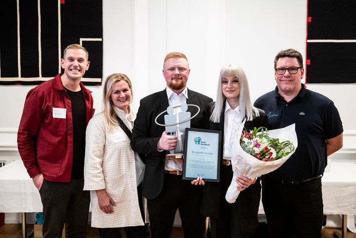 Fra venstre: Tobias Simonsen og Marlene Weje fra Coop, Christian Mommer, oplæringsansvarlig Brugsen Vesløs, Lærke Lichtenberg Madsen, salgsassistent og indstiller af Brugsen Vesløs, Jan Clausen fra Lærkes skole, Viden Djurs.