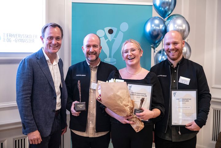 Tømrerfirmaet Lynggaard & Bødker vandt i 2025 prisen som Årets Innovative Læreplads på baggrund af indstilling fra tømrerlærling fra EUC Lillebælt Bettina B. Ravnborg. På billedet fra Venstre: Christian Vintergaard (CEO, Fonden for Entreprenørskab), Daniel Lynggaard (indehaver Lynggaard & Bødker), Bettina B. Ravnborg, Michael Bødker (indehaver Lynggaard & Bødker)