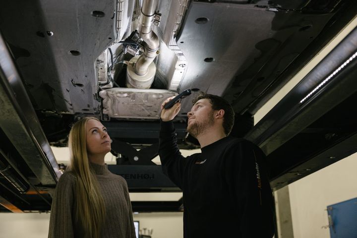 Kædechefen har en klar opfordring til danskerne: Hold familiebilen kørende et år eller to mere. Det vil spare dig penge.
