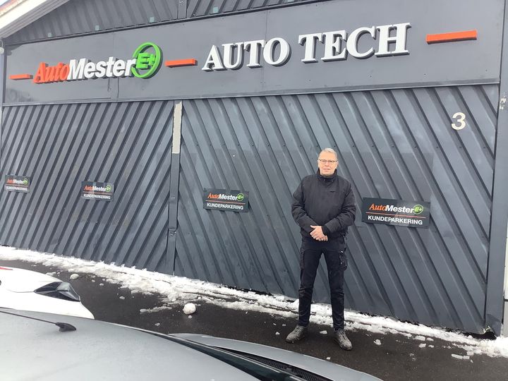 Peter Eklund foran sit værksted, AUTO TECH, der blev en del fra af AutoMester E+ den 1. januar 2024