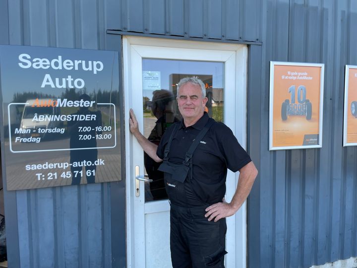 Anders Rytter Sæderup foran Sæderup Auto, der nu er en del af landets største værkstedskæ