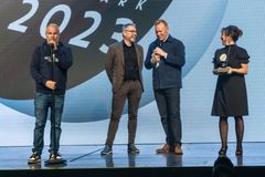 Kædechef Jan Ankersen og Marketing Manager Lena Britt Pedersen tog imod prisen, der blev overrakt af Uffe Holm og Anders Breinholt.