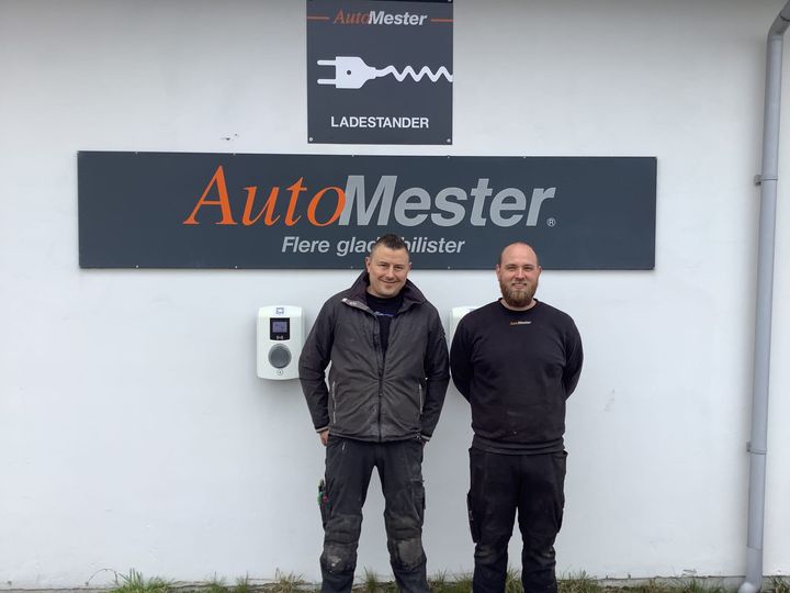 Ole Klitgaard (tv) og Henrik Møller Mortensen (th) startede året ud med at åbne værkstedet AutoMester Læsø, der er en del af AutoMester-kæden.