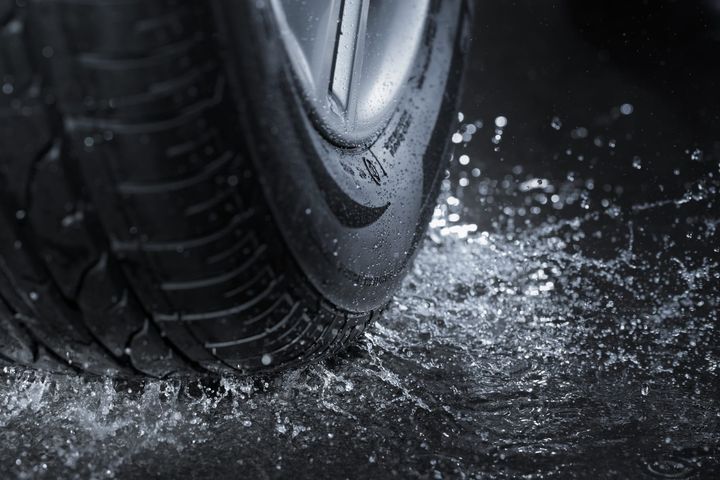 Selvom de danske vintre byder på mere regn end sne, er det stadig meget vigtigt at få skiftet til vinterdæk. Kilde: AutoMester