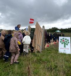 Børnene ankommer ved den kommende skov