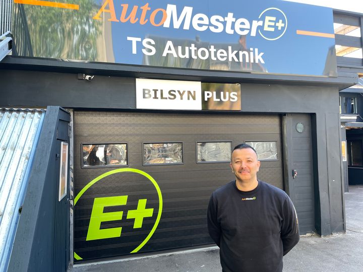 Værkstedsejer Taha Nema foran TS Autoteknik