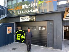 Ejer Taha Nema foran AutoMester-værkstedet i Nordvest