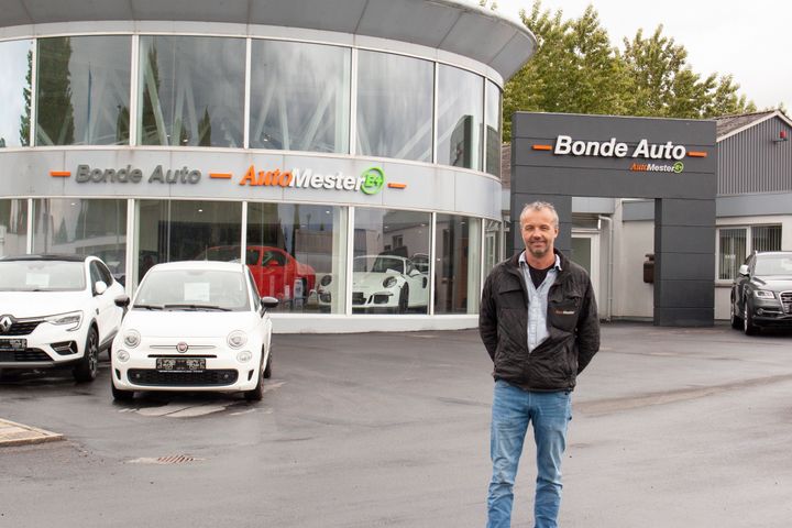 Indehaver Jørn Bonde foran Bonde Auto