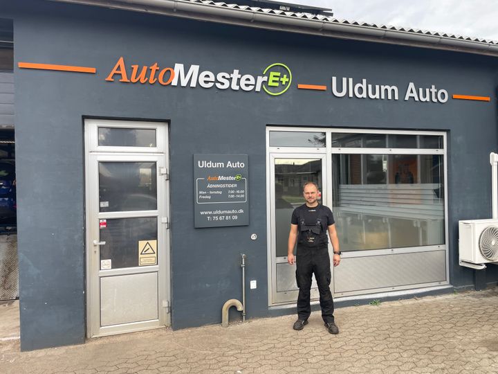 Indehaver Claus Lauritzen foran Uldum Auto