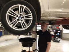 "Vi forsøger at reparere, hvor det giver mening, frem for blot at sætte en ny, dyr del i bilen med det samme.”