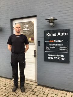 Værkfører Kristian Høgh foran Kims Auto, der kan fejre 25-års jubilæum næste år