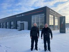 Ronni Sørensen (tv) fremhæver, at der plantes et træ for hver elbil, der får lavet et serviceeftersyn.