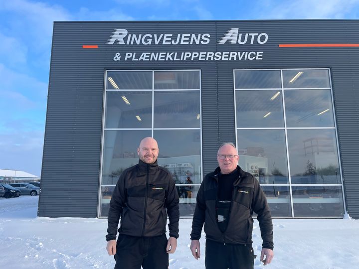 Ronni (tv) og Søren (th) Sørensen bliver AutoMester E+ for at tiltrække flere el- og hybridbiler