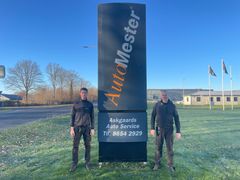 Generationsskifte hos Askgaard Autoservice i Odder, efter Claus (th) har haft 41 år i front for værkstedet