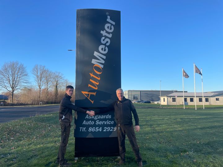 Far og søn giver hånd, og Anders Askgaard (tv) overtager værkstedet fra Claus (th)